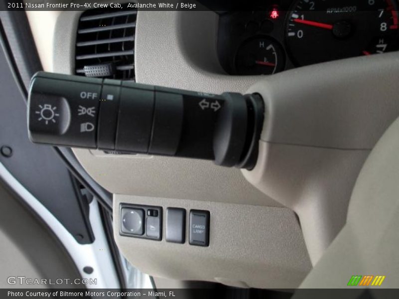 Avalanche White / Beige 2011 Nissan Frontier Pro-4X Crew Cab
