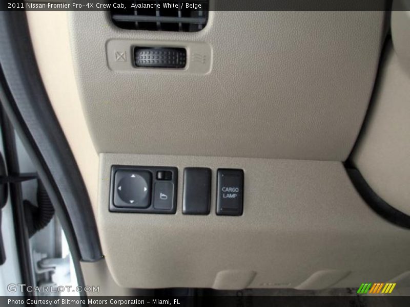 Avalanche White / Beige 2011 Nissan Frontier Pro-4X Crew Cab