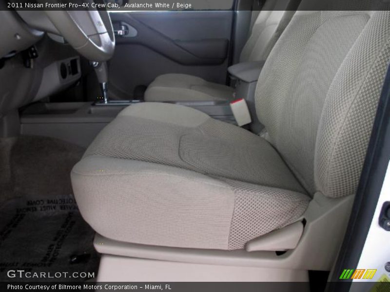Avalanche White / Beige 2011 Nissan Frontier Pro-4X Crew Cab