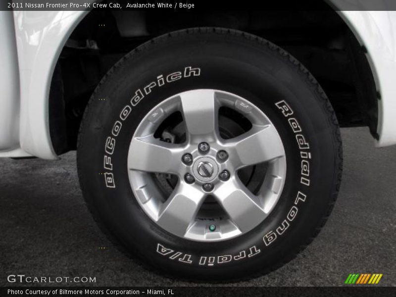 Avalanche White / Beige 2011 Nissan Frontier Pro-4X Crew Cab