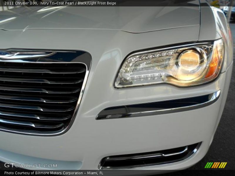 Ivory Tri-Coat Pearl / Black/Light Frost Beige 2011 Chrysler 300