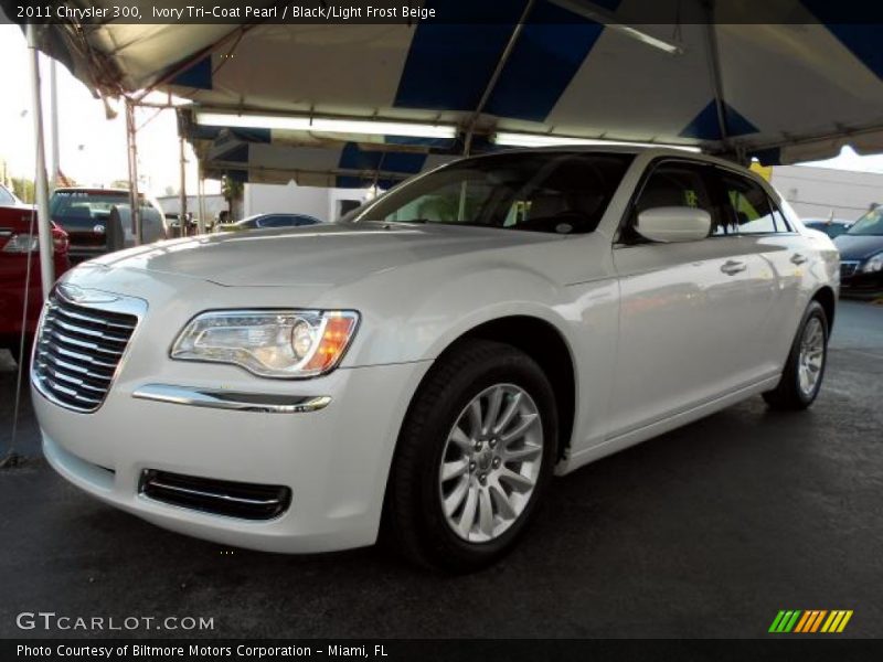 Ivory Tri-Coat Pearl / Black/Light Frost Beige 2011 Chrysler 300