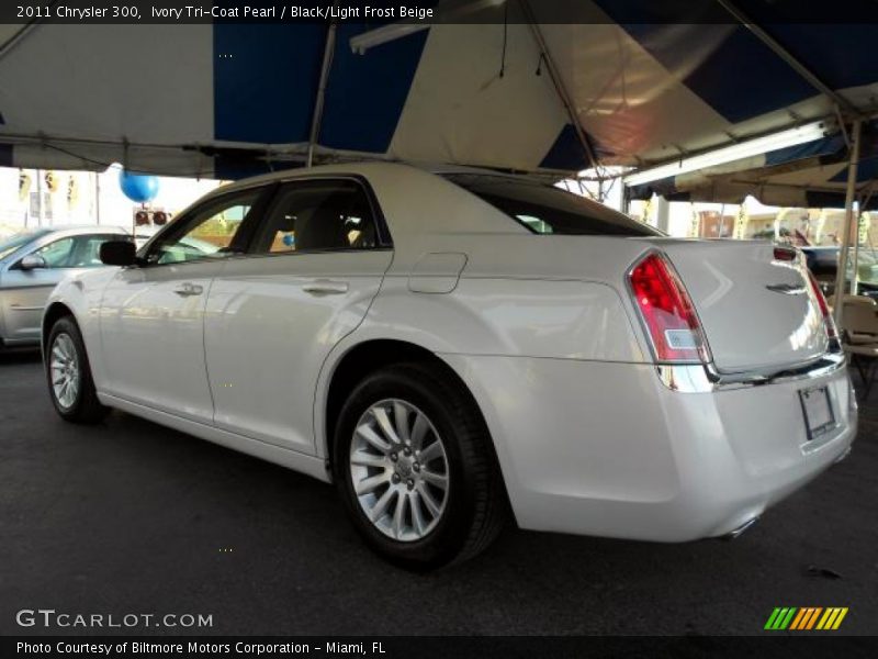 Ivory Tri-Coat Pearl / Black/Light Frost Beige 2011 Chrysler 300