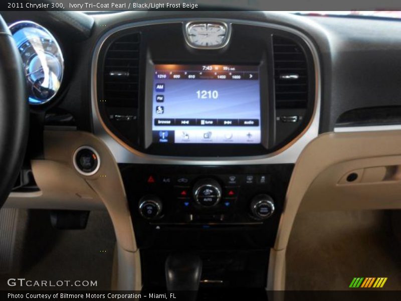 Ivory Tri-Coat Pearl / Black/Light Frost Beige 2011 Chrysler 300