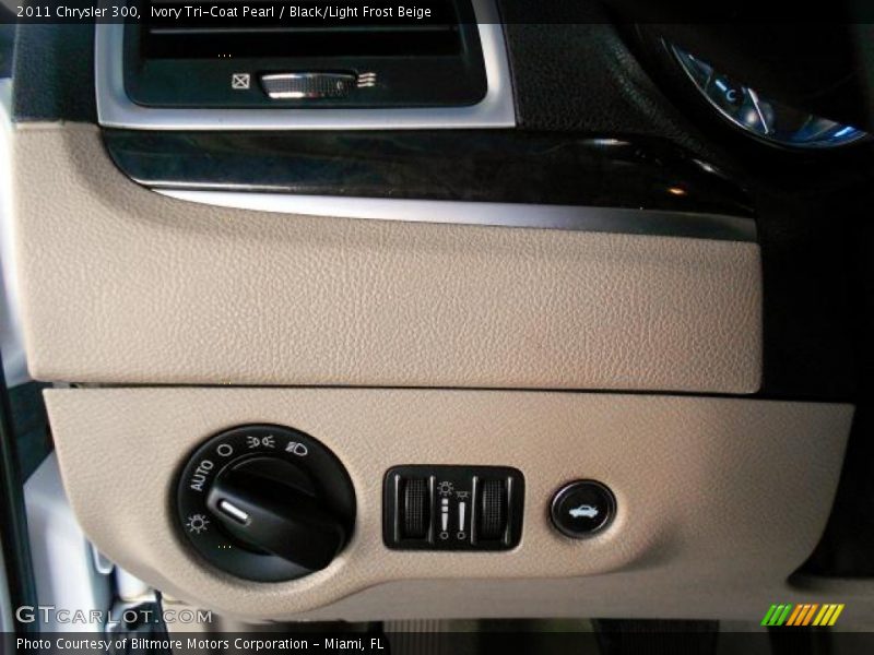 Ivory Tri-Coat Pearl / Black/Light Frost Beige 2011 Chrysler 300