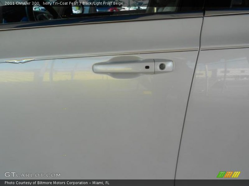 Ivory Tri-Coat Pearl / Black/Light Frost Beige 2011 Chrysler 300