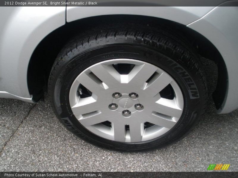 Bright Silver Metallic / Black 2012 Dodge Avenger SE