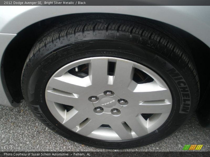 Bright Silver Metallic / Black 2012 Dodge Avenger SE