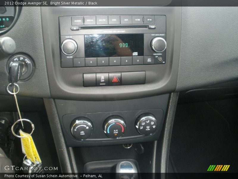 Bright Silver Metallic / Black 2012 Dodge Avenger SE