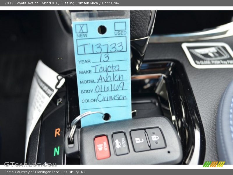 Sizzling Crimson Mica / Light Gray 2013 Toyota Avalon Hybrid XLE