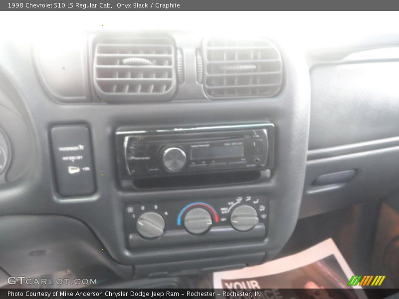Onyx Black / Graphite 1998 Chevrolet S10 LS Regular Cab