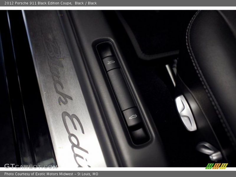 Controls of 2012 911 Black Edition Coupe