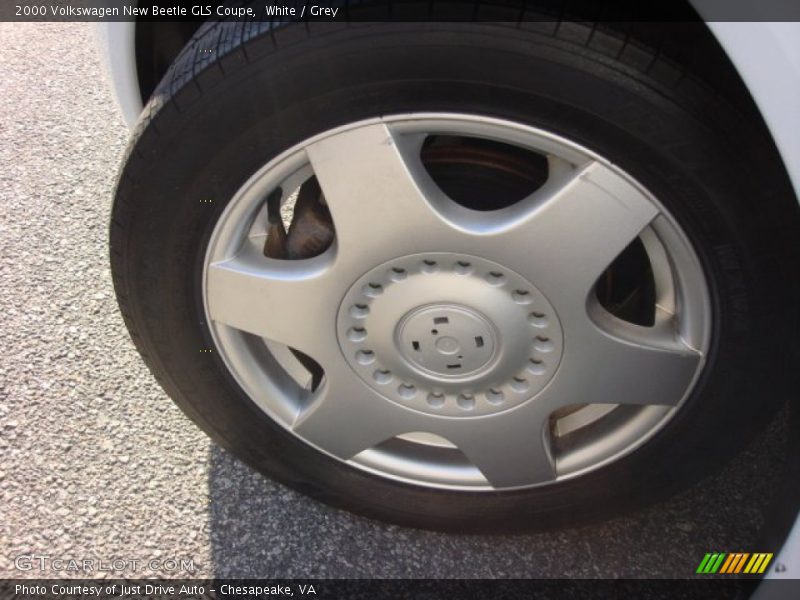 White / Grey 2000 Volkswagen New Beetle GLS Coupe