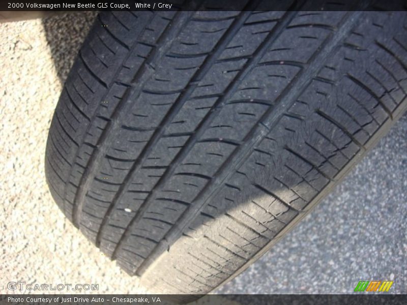 White / Grey 2000 Volkswagen New Beetle GLS Coupe