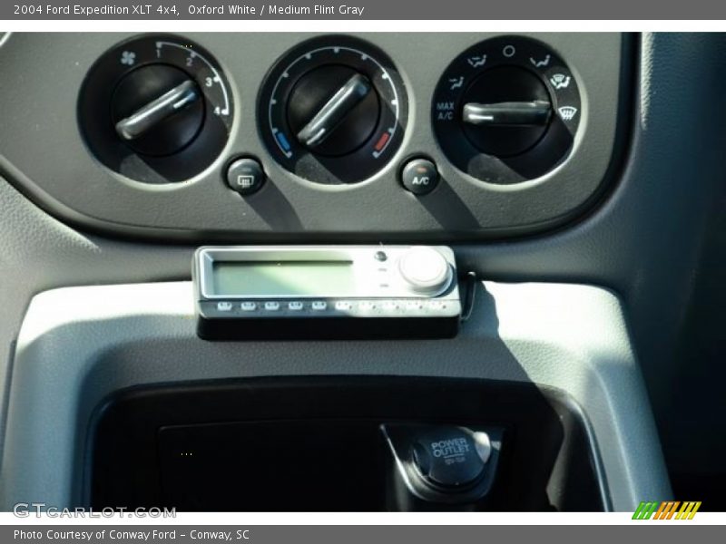 Oxford White / Medium Flint Gray 2004 Ford Expedition XLT 4x4