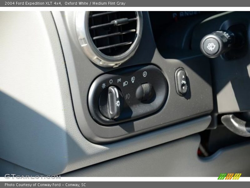 Oxford White / Medium Flint Gray 2004 Ford Expedition XLT 4x4