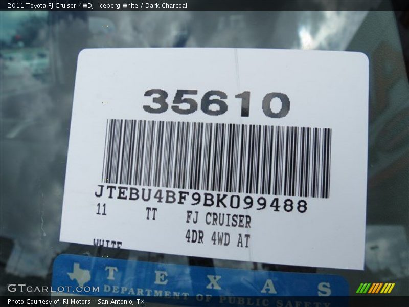 Iceberg White / Dark Charcoal 2011 Toyota FJ Cruiser 4WD