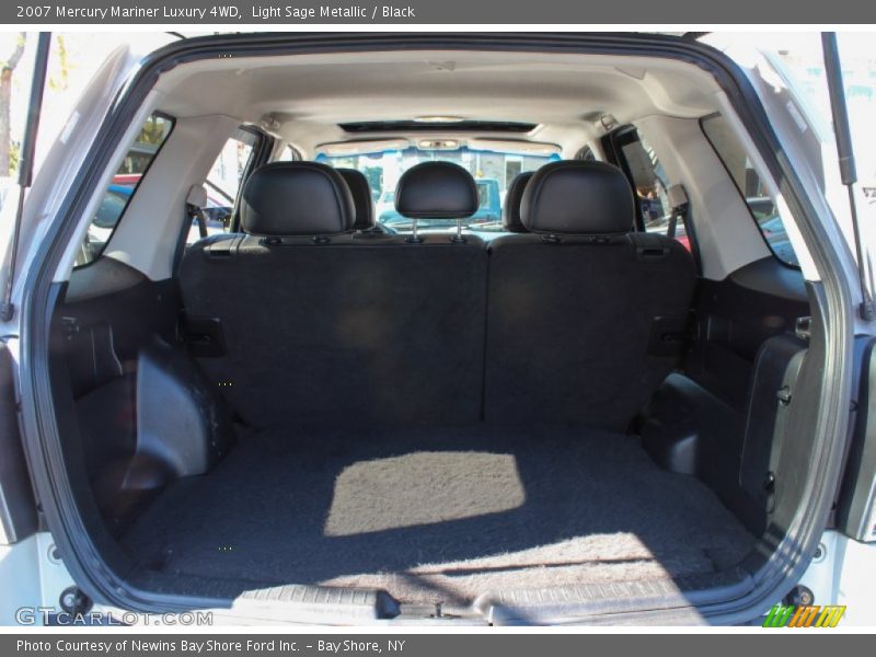  2007 Mariner Luxury 4WD Trunk