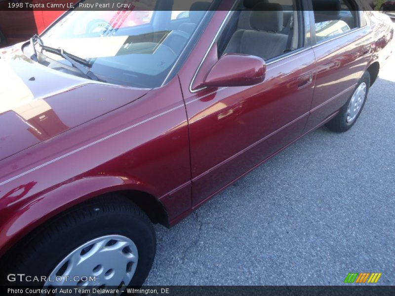 Ruby Pearl / Gray 1998 Toyota Camry LE