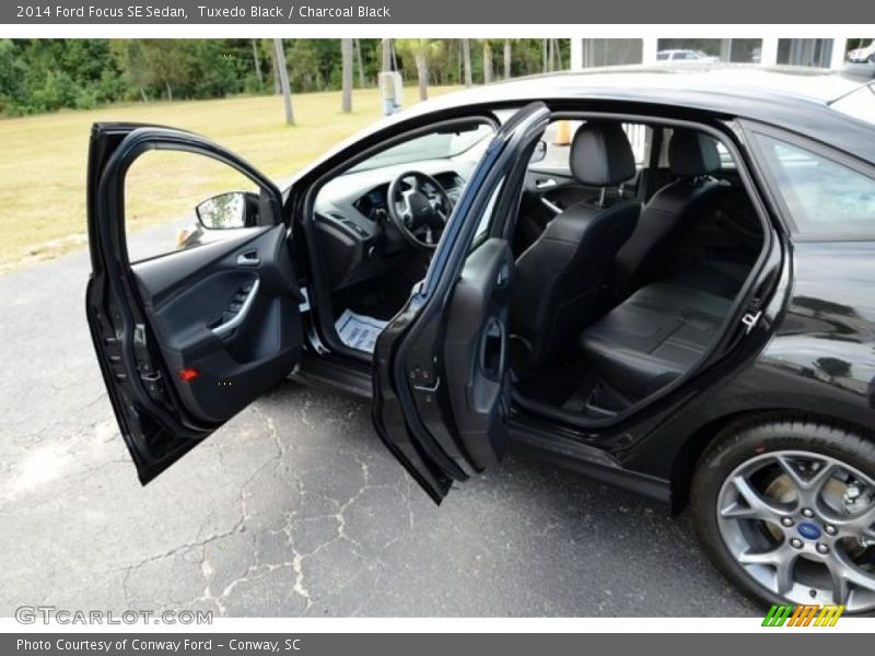 Tuxedo Black / Charcoal Black 2014 Ford Focus SE Sedan