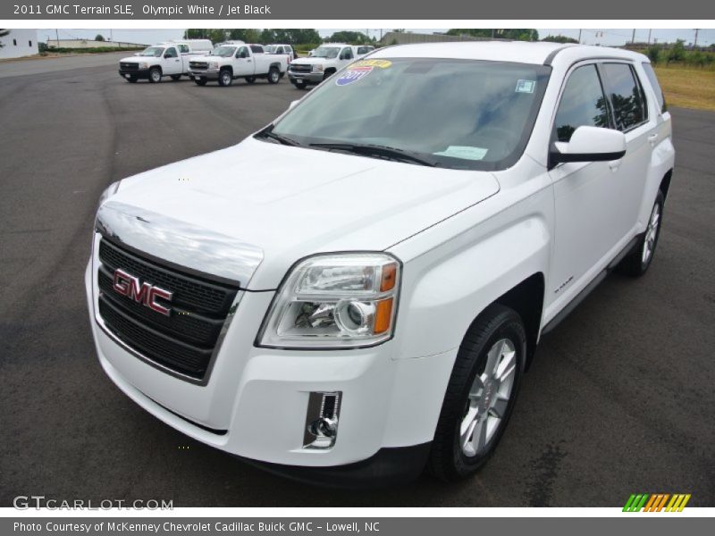 Front 3/4 View of 2011 Terrain SLE
