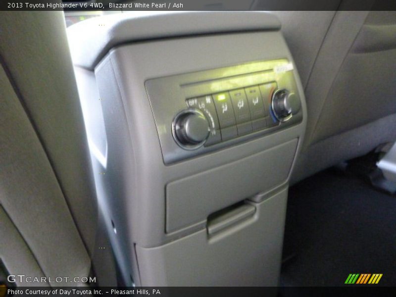 Blizzard White Pearl / Ash 2013 Toyota Highlander V6 4WD