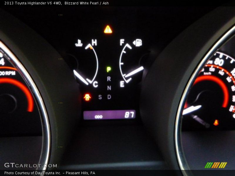 Blizzard White Pearl / Ash 2013 Toyota Highlander V6 4WD