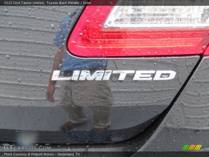 Tuxedo Black Metallic / Dune 2013 Ford Taurus Limited