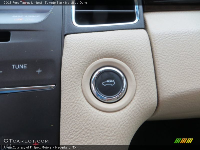 Tuxedo Black Metallic / Dune 2013 Ford Taurus Limited