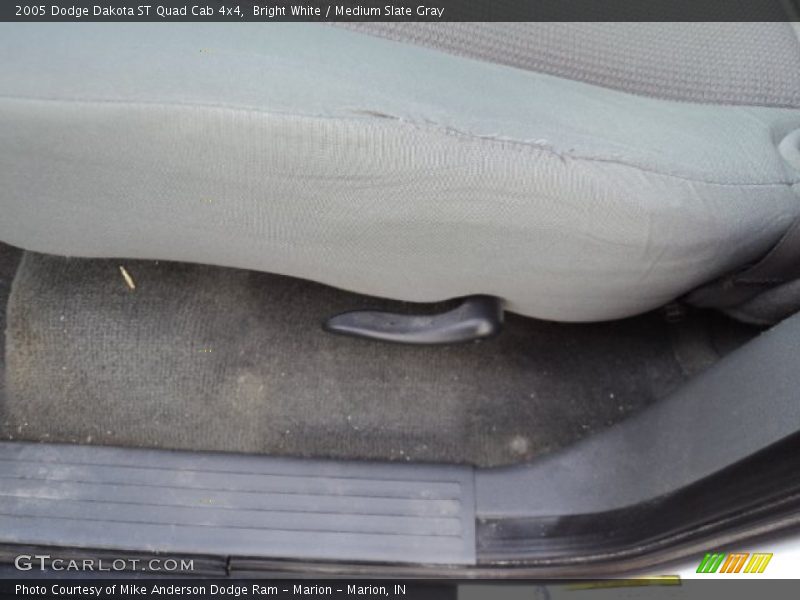 Bright White / Medium Slate Gray 2005 Dodge Dakota ST Quad Cab 4x4
