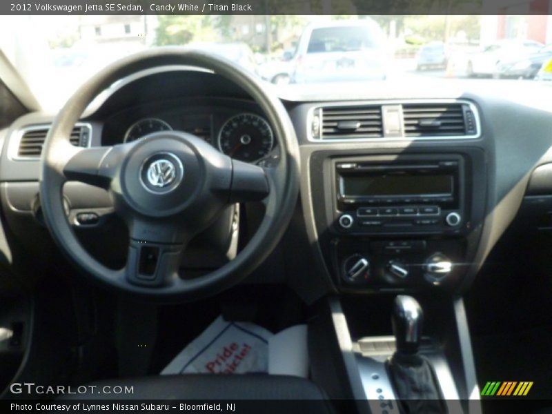 Candy White / Titan Black 2012 Volkswagen Jetta SE Sedan