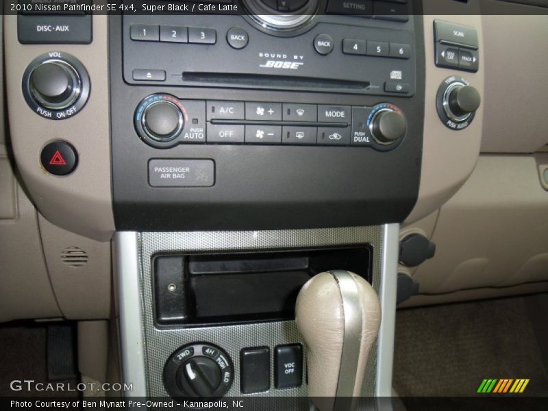 Super Black / Cafe Latte 2010 Nissan Pathfinder SE 4x4