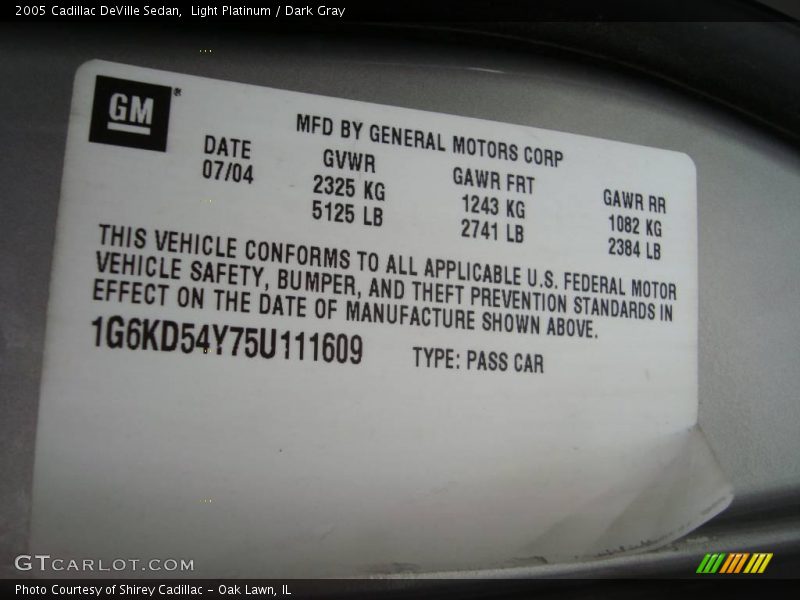 Light Platinum / Dark Gray 2005 Cadillac DeVille Sedan