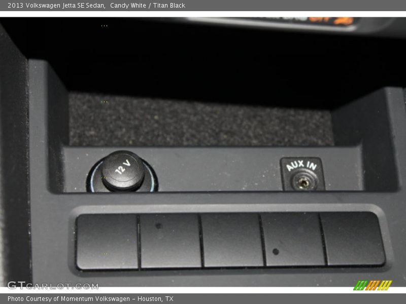 Candy White / Titan Black 2013 Volkswagen Jetta SE Sedan