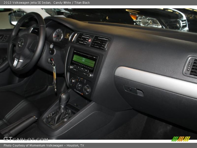 Candy White / Titan Black 2013 Volkswagen Jetta SE Sedan