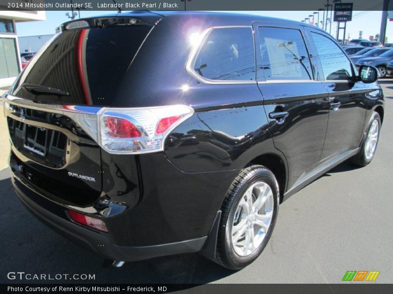 Labrador Black Pearl / Black 2014 Mitsubishi Outlander SE