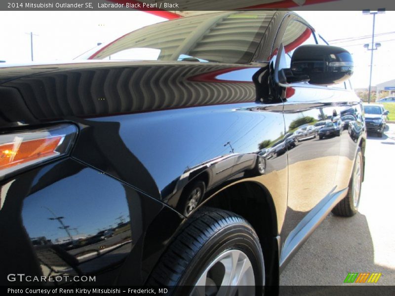 Labrador Black Pearl / Black 2014 Mitsubishi Outlander SE