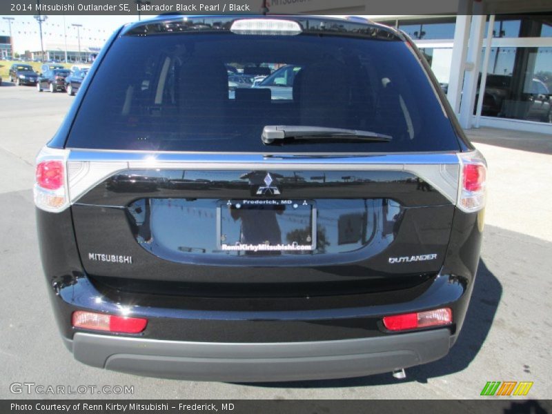 Labrador Black Pearl / Black 2014 Mitsubishi Outlander SE