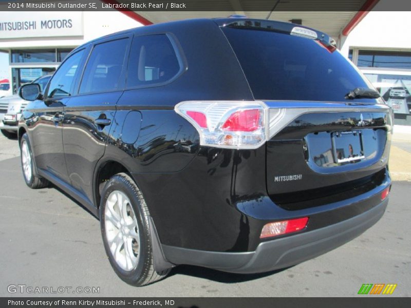 Labrador Black Pearl / Black 2014 Mitsubishi Outlander SE