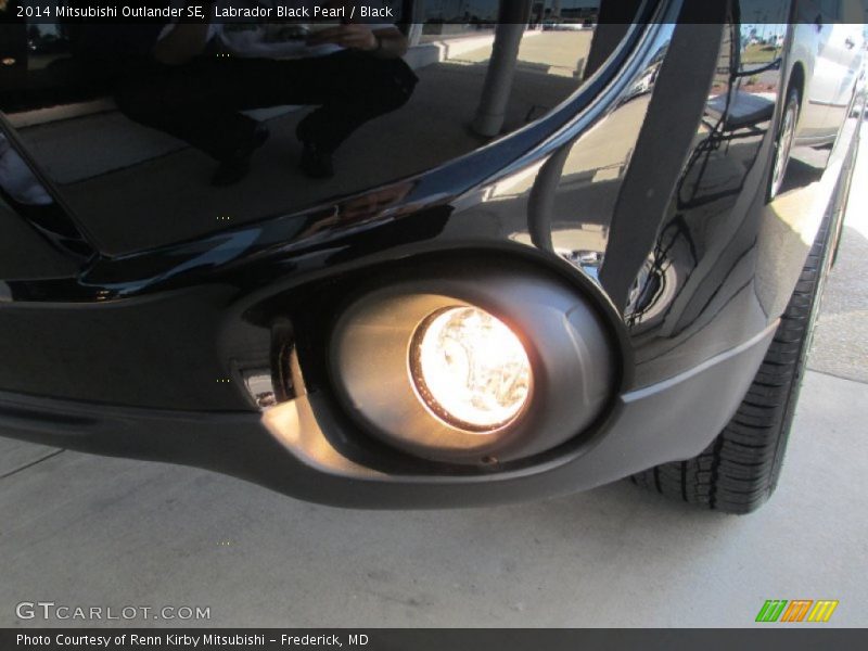 Labrador Black Pearl / Black 2014 Mitsubishi Outlander SE