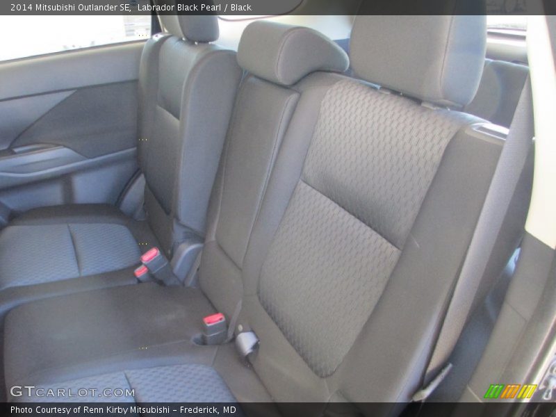 Labrador Black Pearl / Black 2014 Mitsubishi Outlander SE