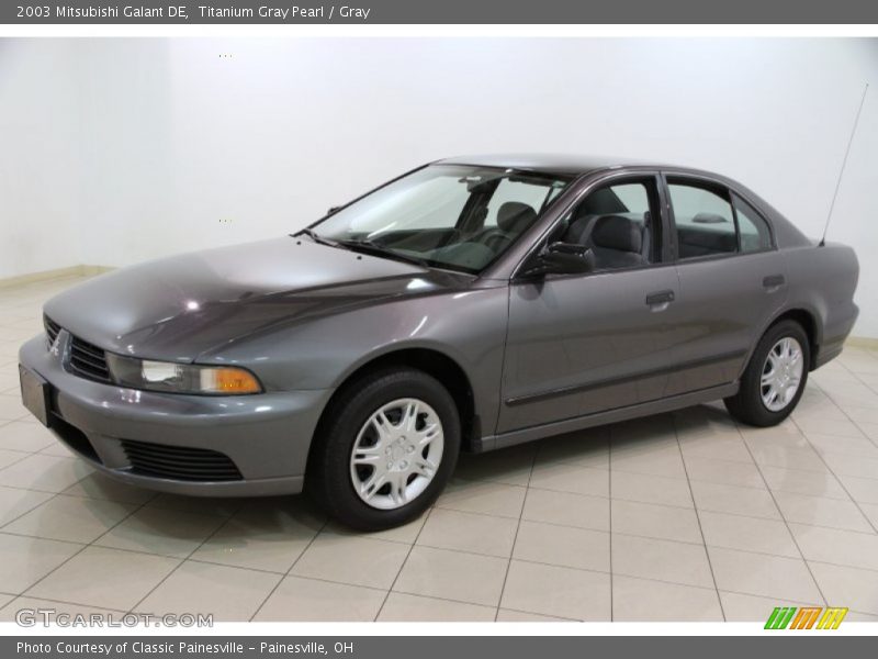 Front 3/4 View of 2003 Galant DE