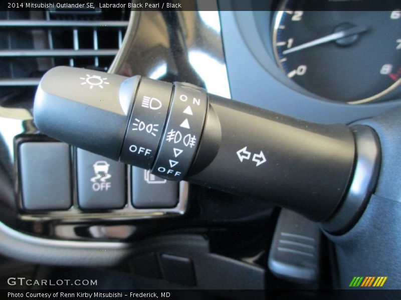 Labrador Black Pearl / Black 2014 Mitsubishi Outlander SE