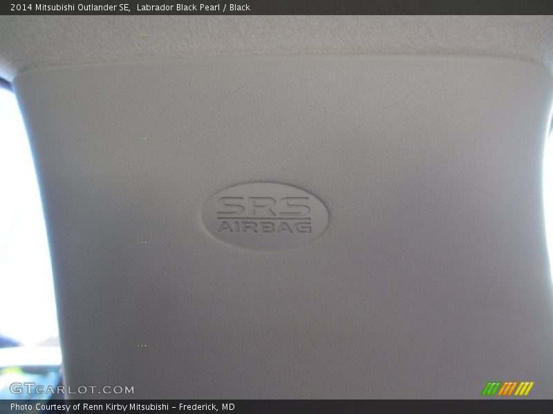 Labrador Black Pearl / Black 2014 Mitsubishi Outlander SE