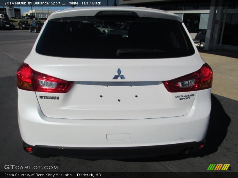 White Pearl / Black 2014 Mitsubishi Outlander Sport ES