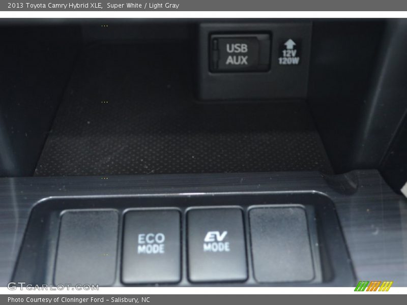 Super White / Light Gray 2013 Toyota Camry Hybrid XLE
