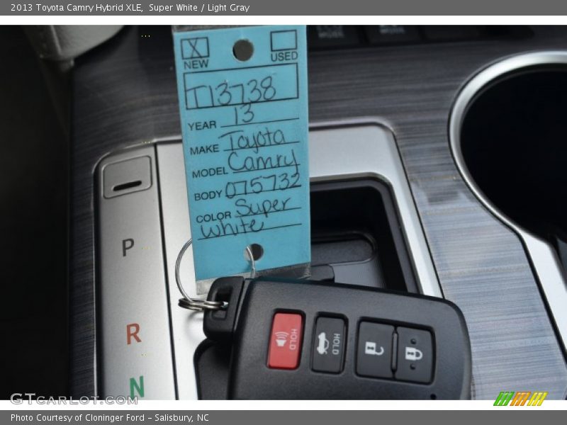 Super White / Light Gray 2013 Toyota Camry Hybrid XLE
