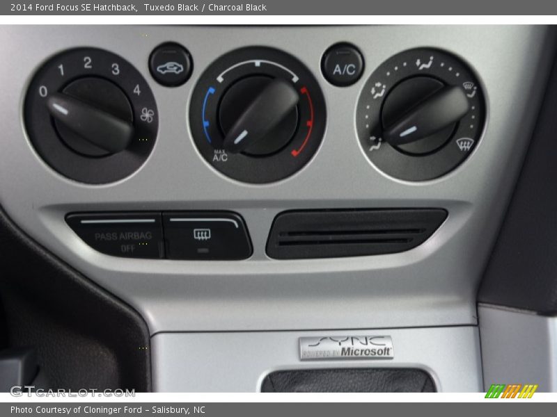 Tuxedo Black / Charcoal Black 2014 Ford Focus SE Hatchback