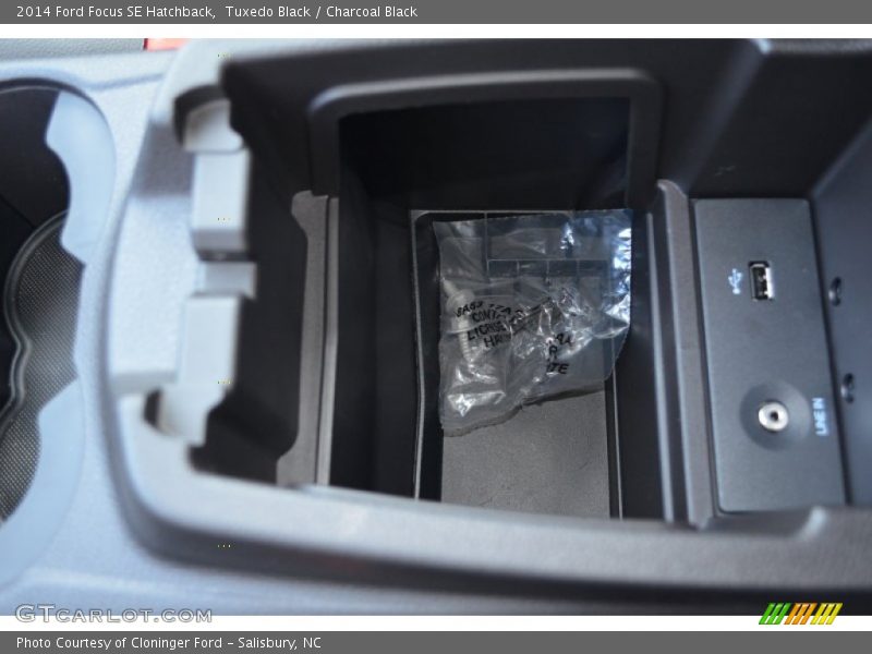 Tuxedo Black / Charcoal Black 2014 Ford Focus SE Hatchback