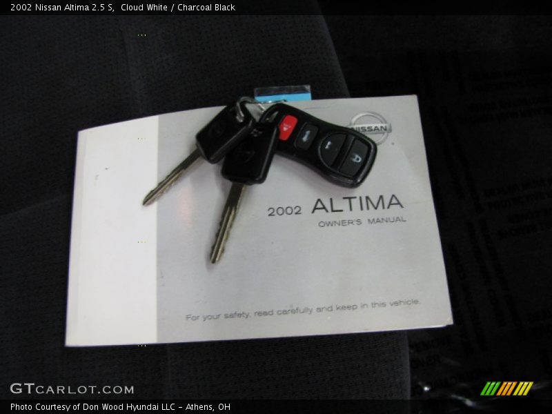 Cloud White / Charcoal Black 2002 Nissan Altima 2.5 S